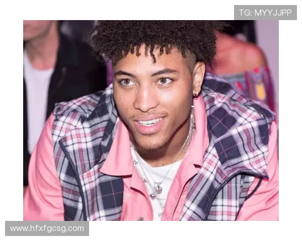 76人客战绿军登机照曝光恩比德微笑乌布雷粉色拖鞋引关注