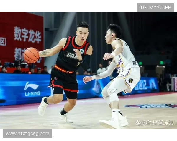 三球半场高效表现砍下23分7篮板4助攻首节独揽15分助力球队奋战